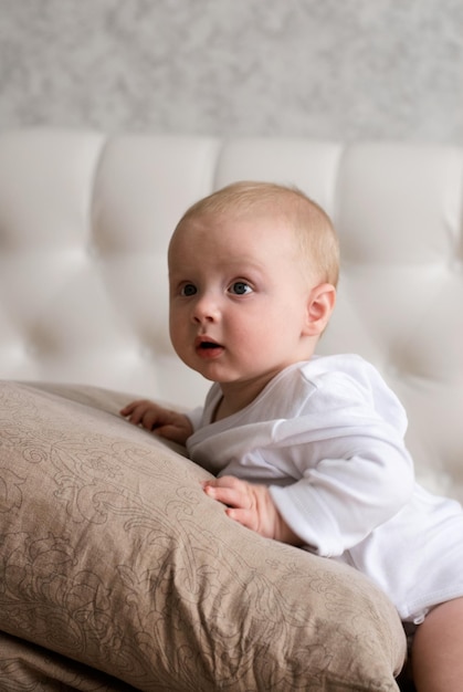 ein kleiner Junge. das Kind lügt. Baby auf weißem Hintergrund