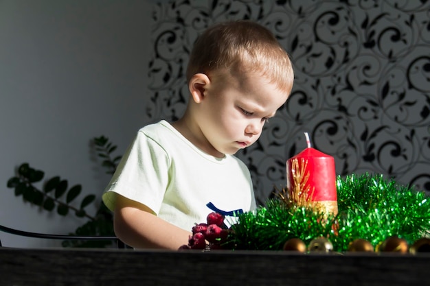 Ein kleiner Junge freut sich auf Weihnachten und Neujahr