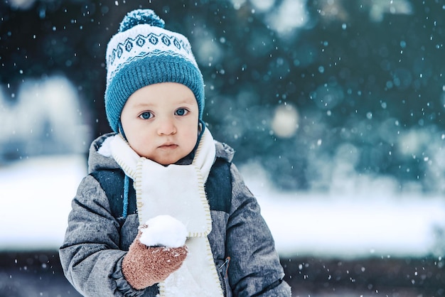 Ein kleiner Junge im Schnee