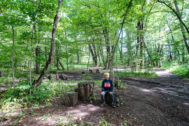 Ein kleiner Junge in einem malerischen Wald auf dem Weg zum Adlerregiment Mezmai 2021