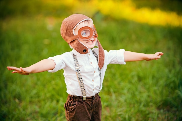 Ein kleiner Junge träumt davon, Pilot zu werden