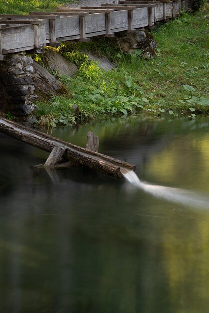 Ein kleiner Teich mit einem Kanal, durch den Wasser fließt