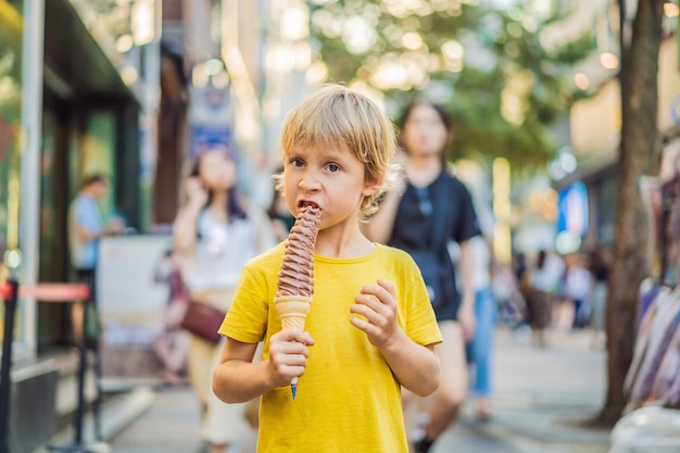 Ein kleiner Touristenjunge isst ein 32 cm langes Eis, ein 1 m langes Eis. Langes Eis ist eine beliebte Touristenattraktion in Korea. Reisen nach Korea Konzept Reisen mit Kindern Konzept