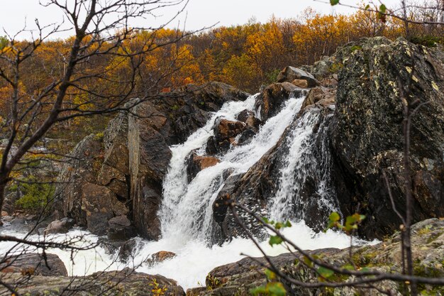 ein kleiner Wasserfall im Herbst