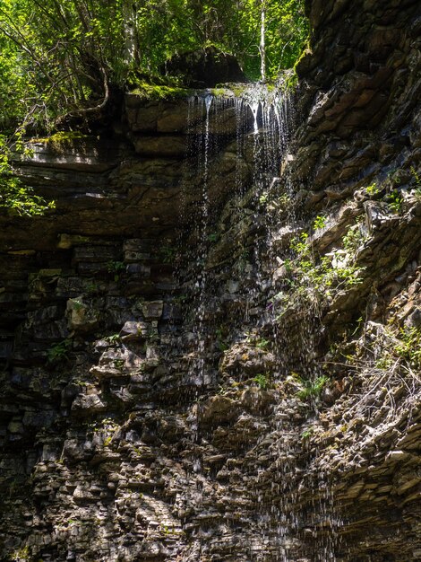 Ein kleiner Wasserfall mit kristallkaltem Wasser in den Karpaten