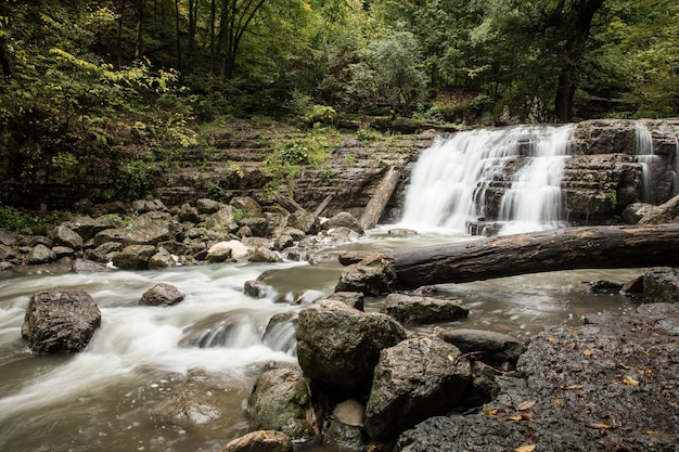 Ein kleiner Wasserfall mündet in den Fluss