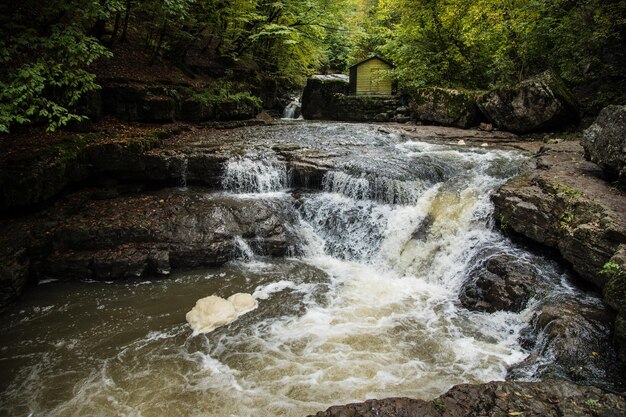 Ein kleiner Wasserfall mündet in den Fluss