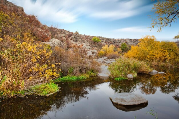 Ein kleiner wunderbarer See entlang eines malerischen Flusses, der durch eine wunderschöne Schlucht fließt. Riesige Luken befinden sich im Wasser der Ukraine