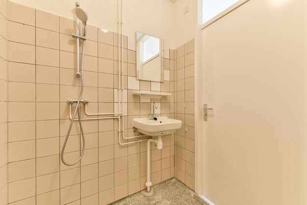 Ein kleines Badezimmer mit Dusche und Waschbecken