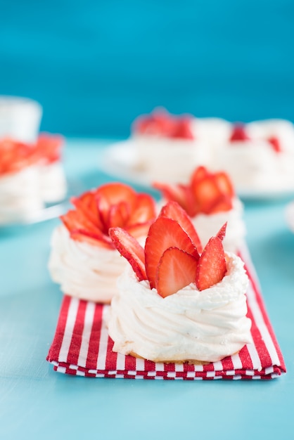 Ein kleines Baiser-Pavlova-Dessert mit einigen Erdbeerscheiben