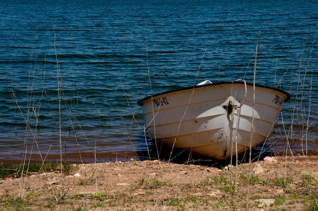 Ein kleines Boot, um das Angeln im Stausee zu üben