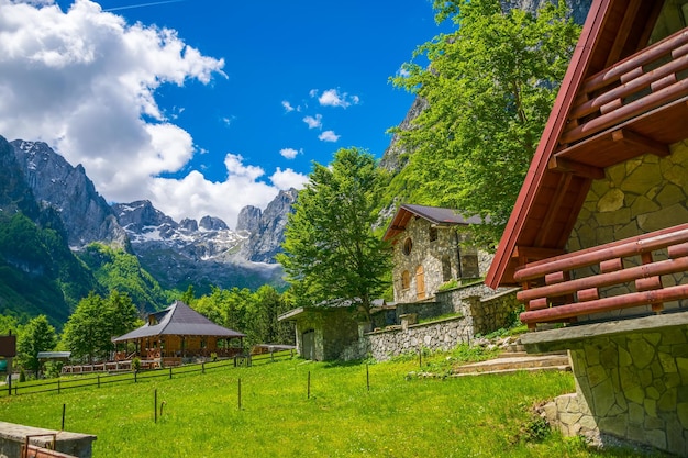 Ein kleines Dorf liegt inmitten der schneebedeckten Berge