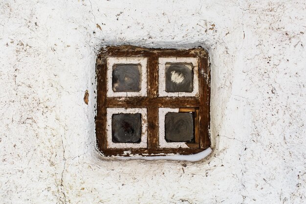 Ein kleines Fenster in einer weißen Adobe-Wand