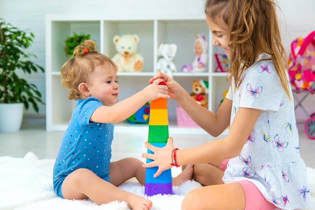 Ein kleines Kind spielt mit Spielzeug im Spielzimmer Selektiver Fokus