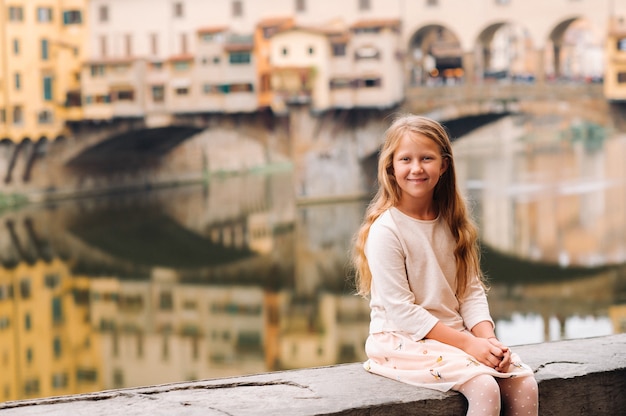 Ein kleines Mädchen auf der Ponte Vecchio Brücke in Florenz. Familienspaziergang der Familie in Italien. Toskana.