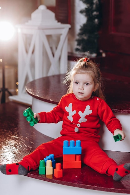 Ein kleines Mädchen, das auf ein Weihnachtswunder wartet