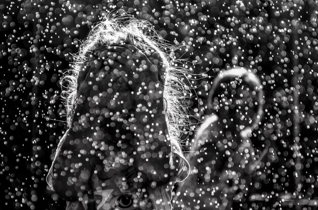 Foto ein kleines mädchen, das ihr gesicht im schnee bedeckt