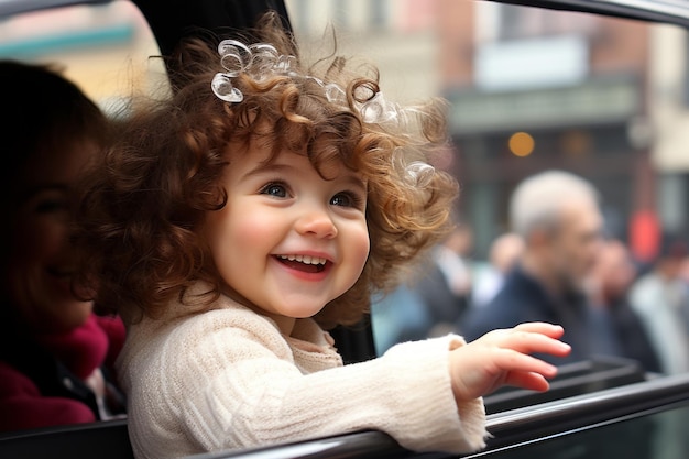 ein kleines Mädchen in einem Auto, das eine Plastikfolie trägt