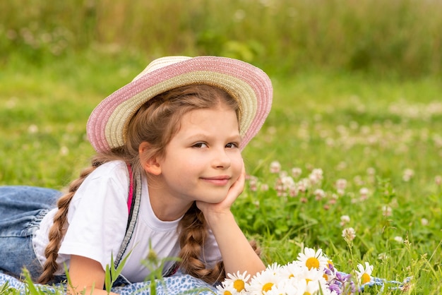Ein kleines Mädchen liegt im Gras