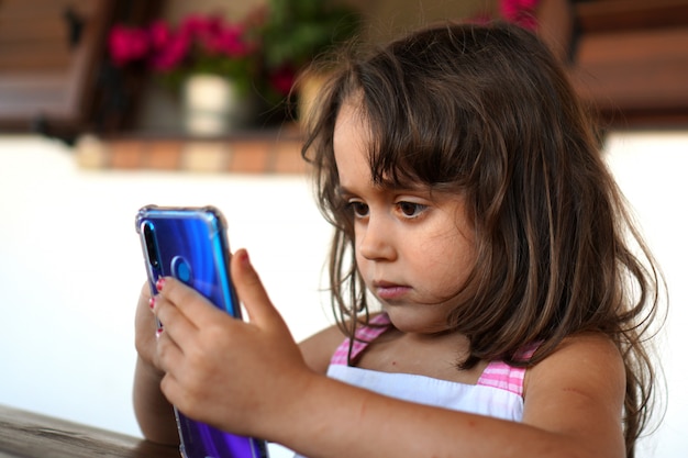 Ein kleines Mädchen mit einem Smartphone