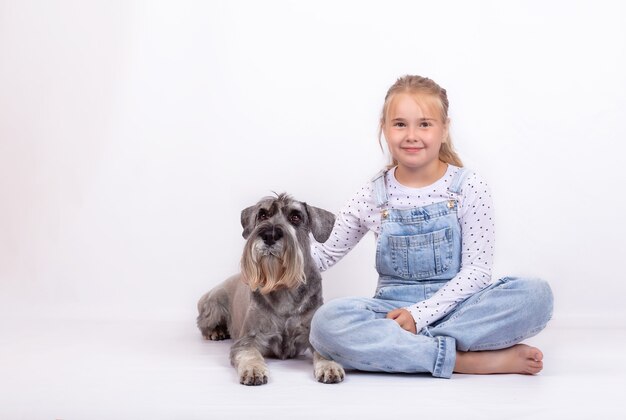 Ein kleines Mädchen und ihr geliebter Hund