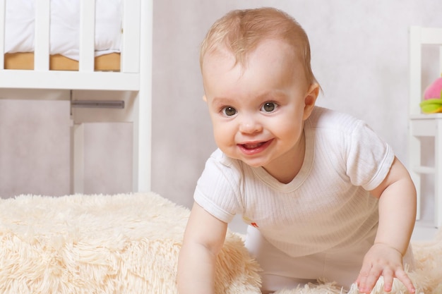 Ein kleines Mädchen von acht Monaten wird allein in ihrem Zimmer gelassen