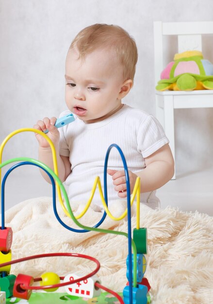 Ein kleines Mädchen von acht Monaten wird allein in ihrem Zimmer gelassen