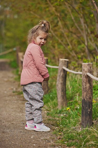 Ein kleines Mädchen weint in einem Park in Dänemark