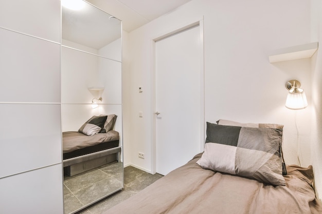 Ein kleines Schlafzimmer in hellem Design mit einem Bett in einem gemütlichen Wohnhaus