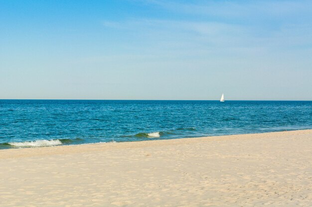 Foto ein kleines segelboot auf der ostsee im sommer