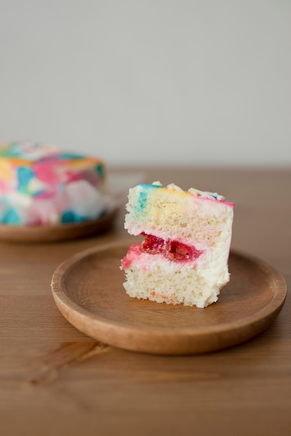 Ein kleines Stück Kuchen auf einem Holzteller