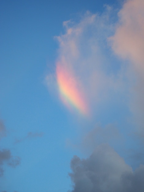 Ein kleines Stück Regenbogen am Himmel.