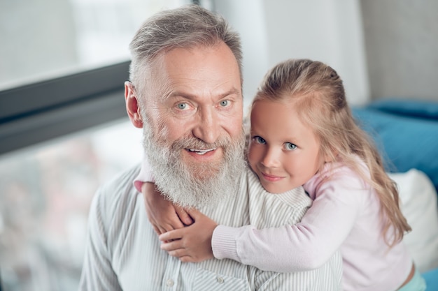 Ein kleines süßes Mädchen, das glücklich aussieht, Zeit mit ihrem Vater zu verbringen