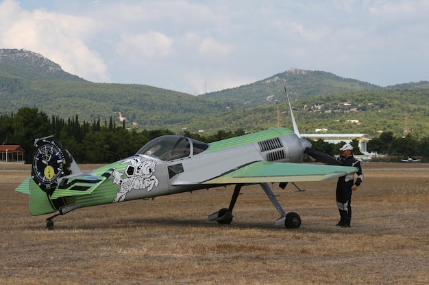 Ein Kleinflugzeug bereitet sich auf eine Flugschau in Griechenland vor