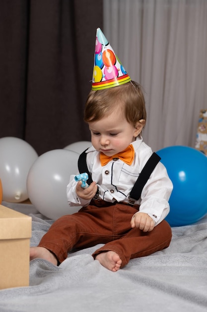 Foto ein kleinkind feiert seinen ersten geburtstag unter ballons