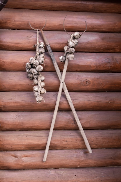 Ein Knoblauch trocknet an der Wand eines Holzhauses