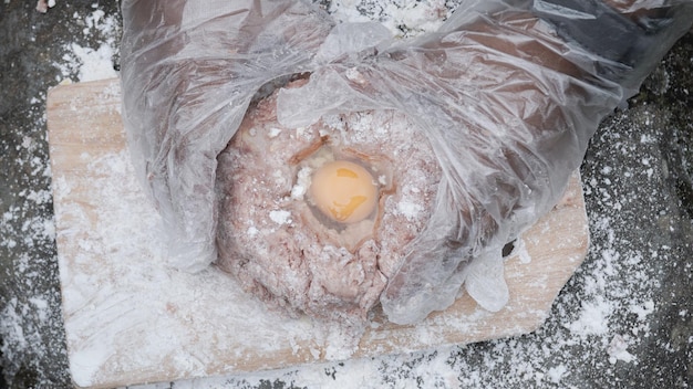 Ein Koch macht Burger auf einem Felsen