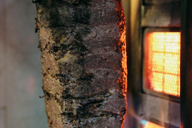 ein Koch schneidet Döner