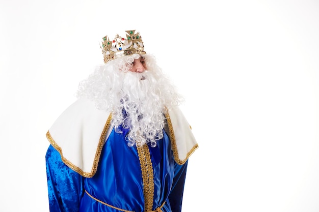 Ein König mit weißem Haar und Bart auf weißem Hintergrund