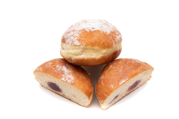 Ein köstlicher Berliner (Berliner Donut), isoliert auf weißem Hintergrund. Ein Berliner ist ein deutscher Donut.
