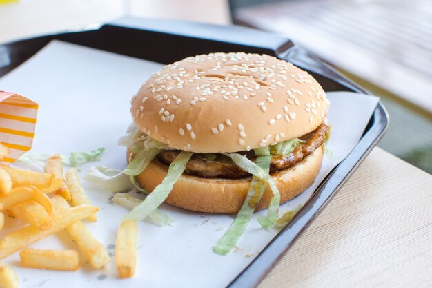 Ein köstlicher Burger in einem Restaurant