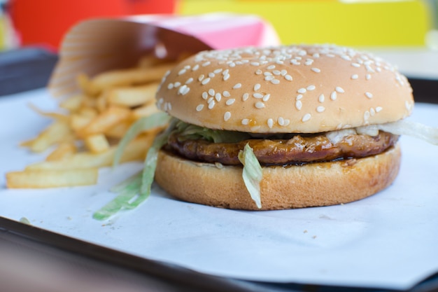 Ein köstlicher Burger in einem Restaurant