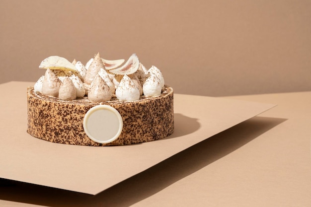 Foto ein köstlicher dessertteller mit einem baiser-dessert, serviert auf einem pappteller