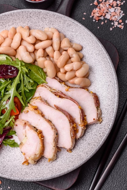 Ein köstlicher diätetischer Salat mit Arugula-Gurken, Kirschtomaten und Hühnerbrust.