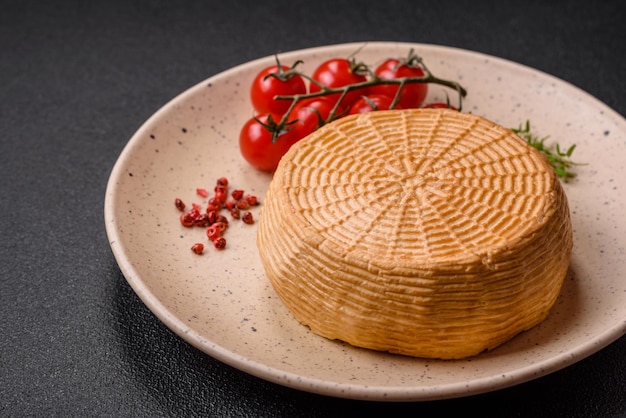 Ein köstlicher Hartkäse aus Kuh- oder Ziegenmilch auf einem dunklen Betongrund
