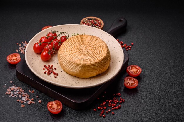 Ein köstlicher Hartkäse aus Kuh- oder Ziegenmilch auf einem dunklen Betongrund