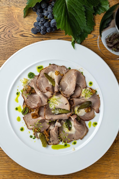 ein köstlicher Salat, der vom Küchenchef im Restaurant zubereitet wird