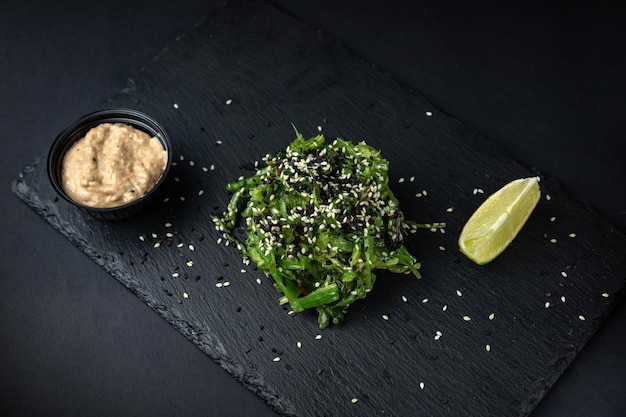 ein köstlicher Salat, der vom Küchenchef im Restaurant zubereitet wird