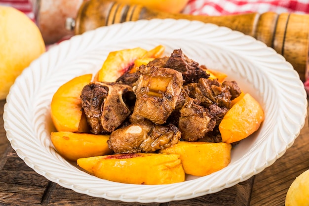 Ein köstlicher Schweinebraten mit gelbem Pfirsich