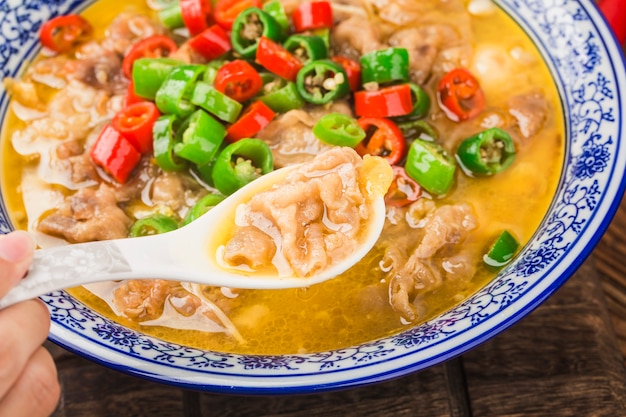 Ein köstliches chinesisches kantonesisches Gericht mit Rindfleisch in goldener Suppe